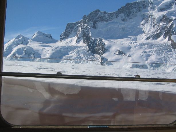 590x436 pixels (56K)